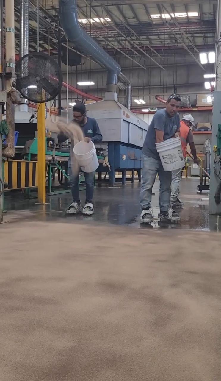 Pisos epóxicos con riego de arena sílica, antiderrapante y sólidos